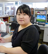 薄 里美